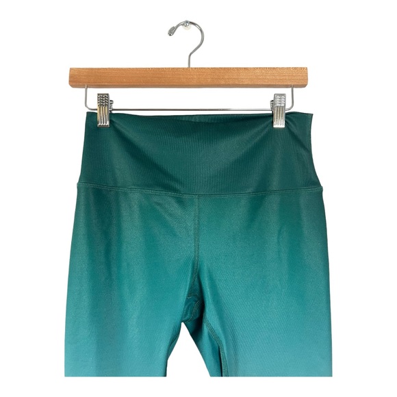 ALO Yoga Airbrush Green Gradient Evermint Ombré Capri Leggings | Size Medium - Picture 3 of 8